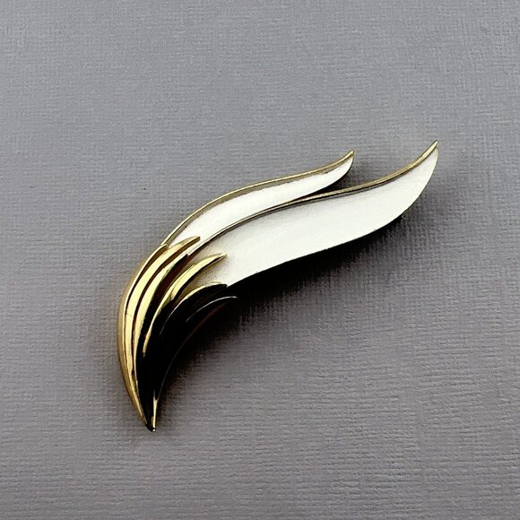 Vtg Crown Trifari Figural Brooch Pin White Enamel Gold Tone Modernist 1960s - 3" - Picture 1 of 11